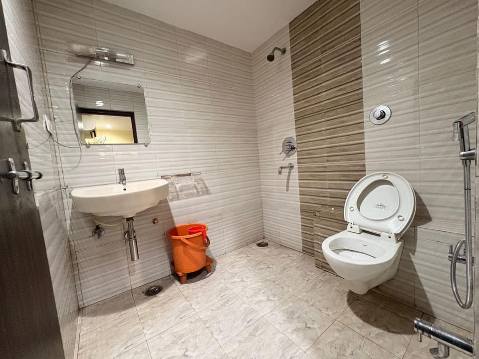 Deluxe Room | Bathroom | Shower, soap, shampoo, toilet paper