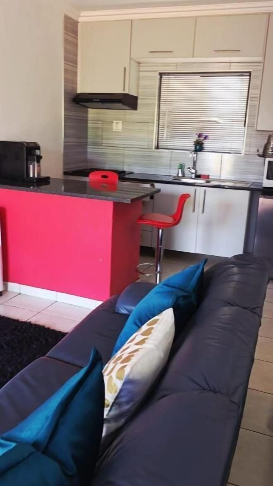 Private kitchen | Mini-fridge, microwave, stovetop