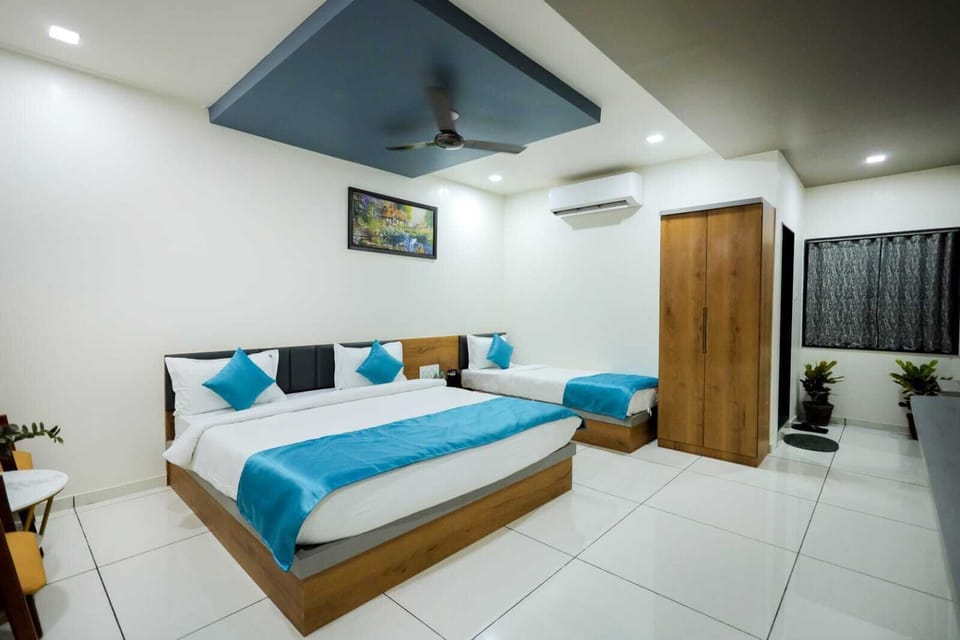 Deluxe Triple Room, City View | Desk, free WiFi