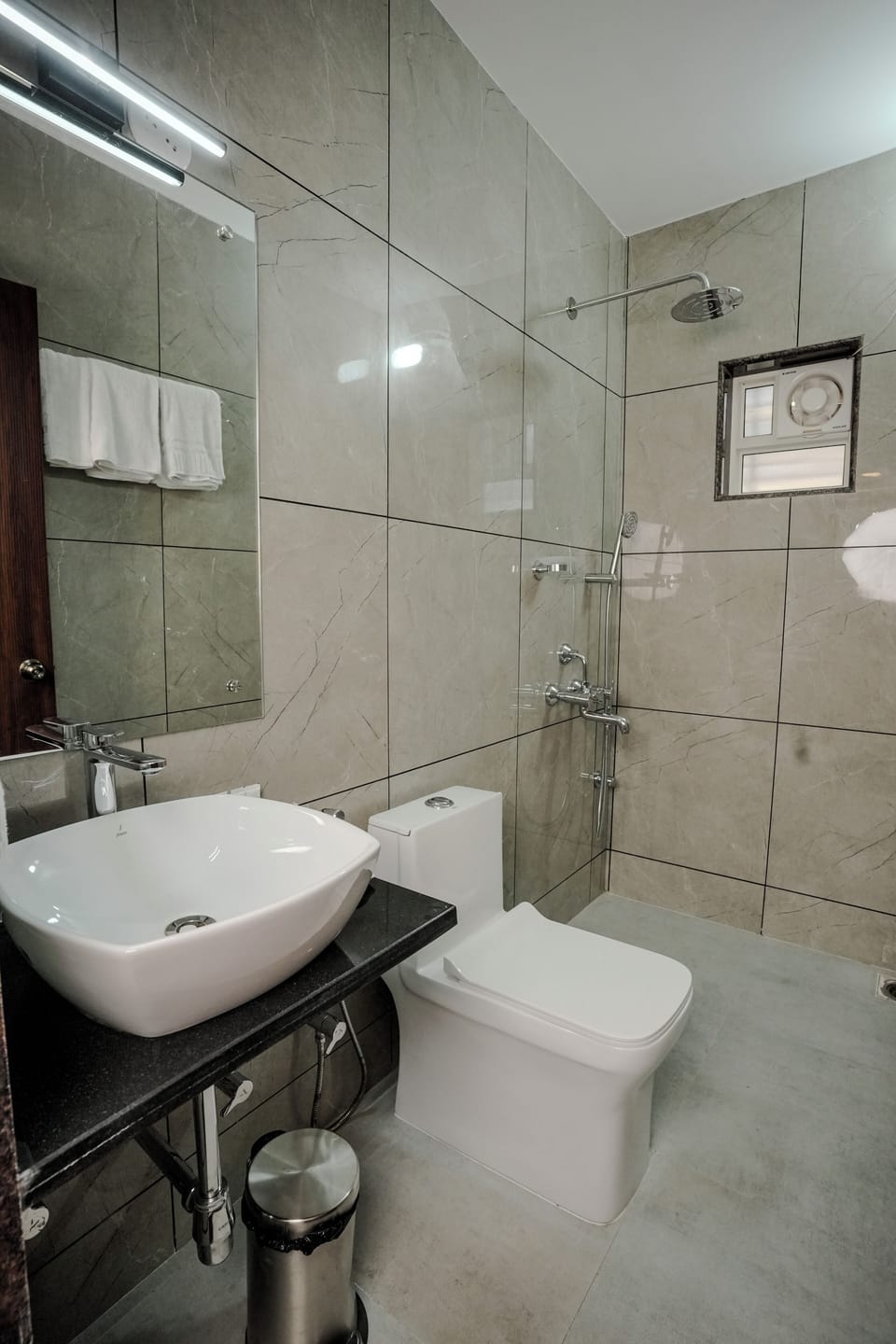 Towels, shampoo, toilet paper