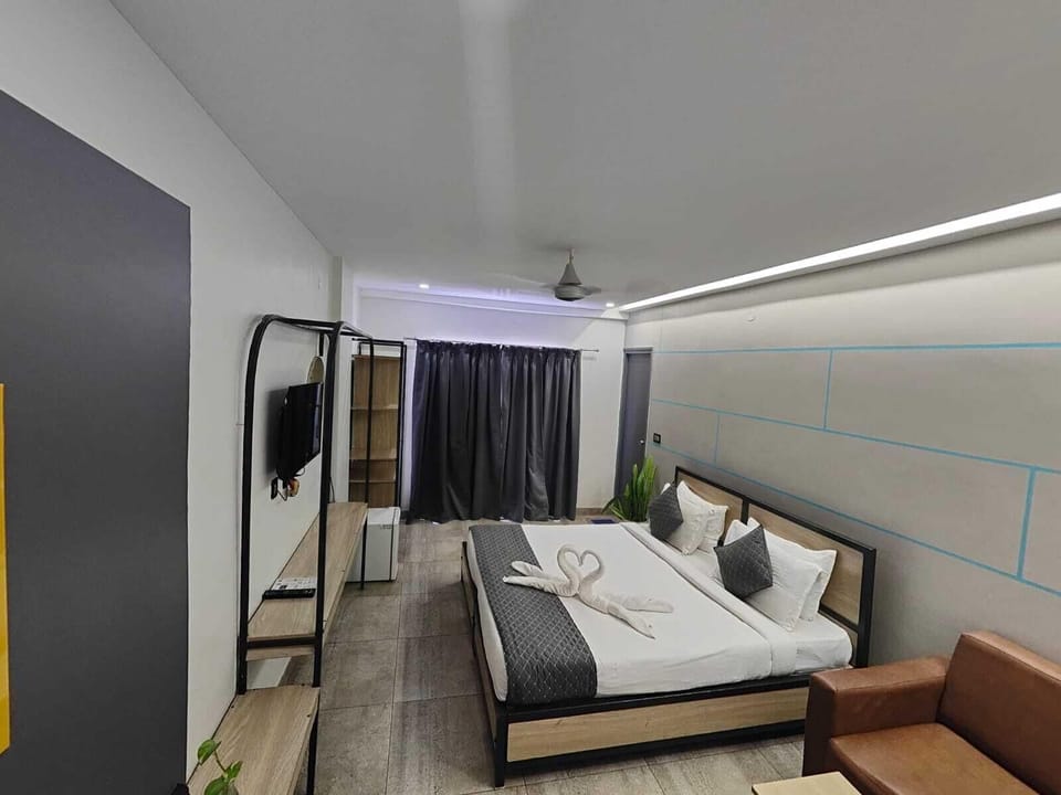 Luxury Room | Iron/ironing board, free WiFi