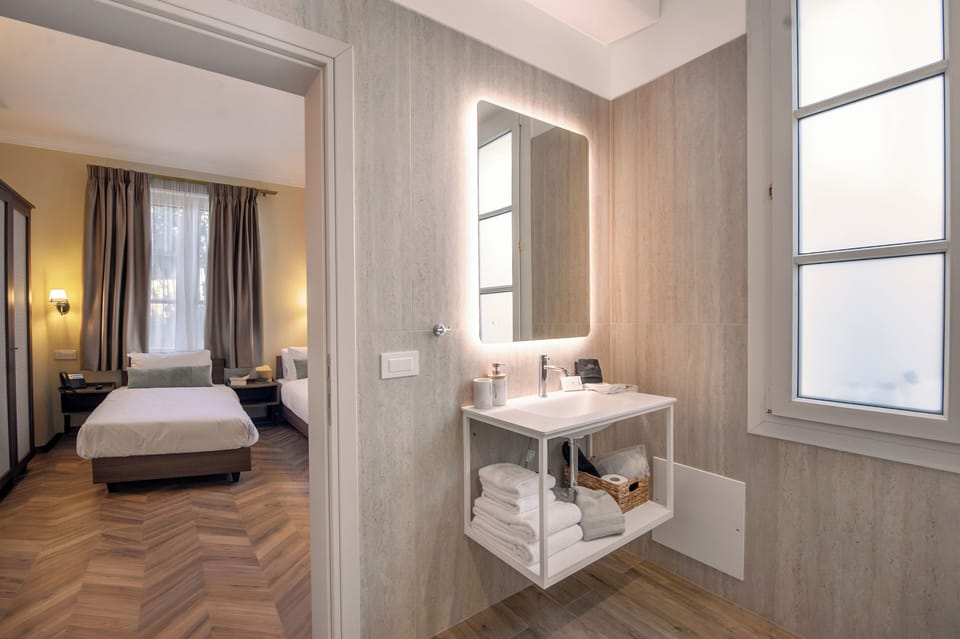 Comfort Twin Room | In-room safe, desk, laptop workspace, blackout drapes