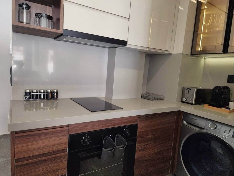 Fully equipped kitchen with coffee machine, washing machine, oven & more.