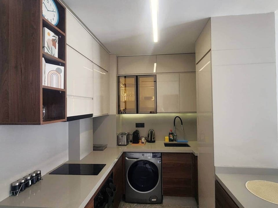 Fully equipped kitchen with coffee machine, washing machine, oven & more.