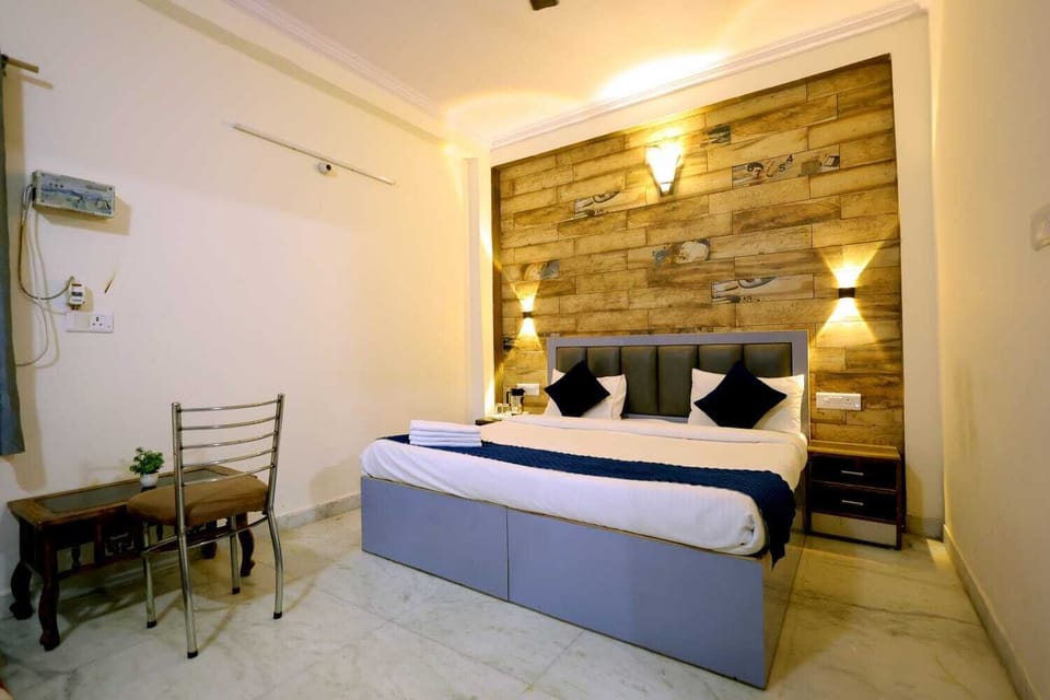 Deluxe Double Room | Laptop workspace, free WiFi, bed sheets