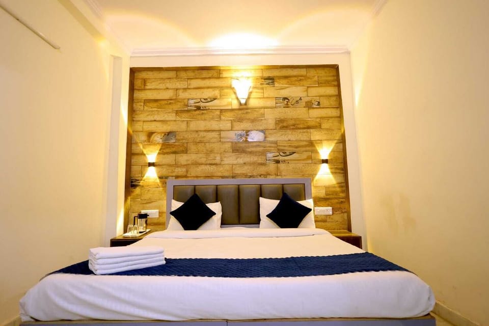 Deluxe Double Room | Laptop workspace, free WiFi, bed sheets
