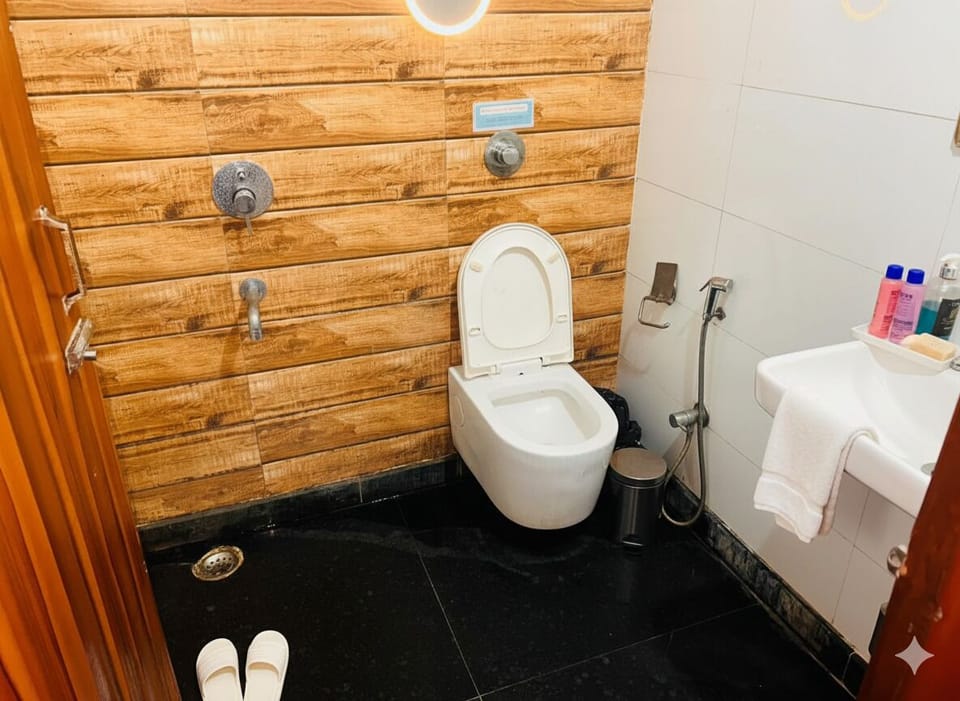 Family Double Room, Balcony | Bathroom | Eco-friendly toiletries, slippers, towels, soap
