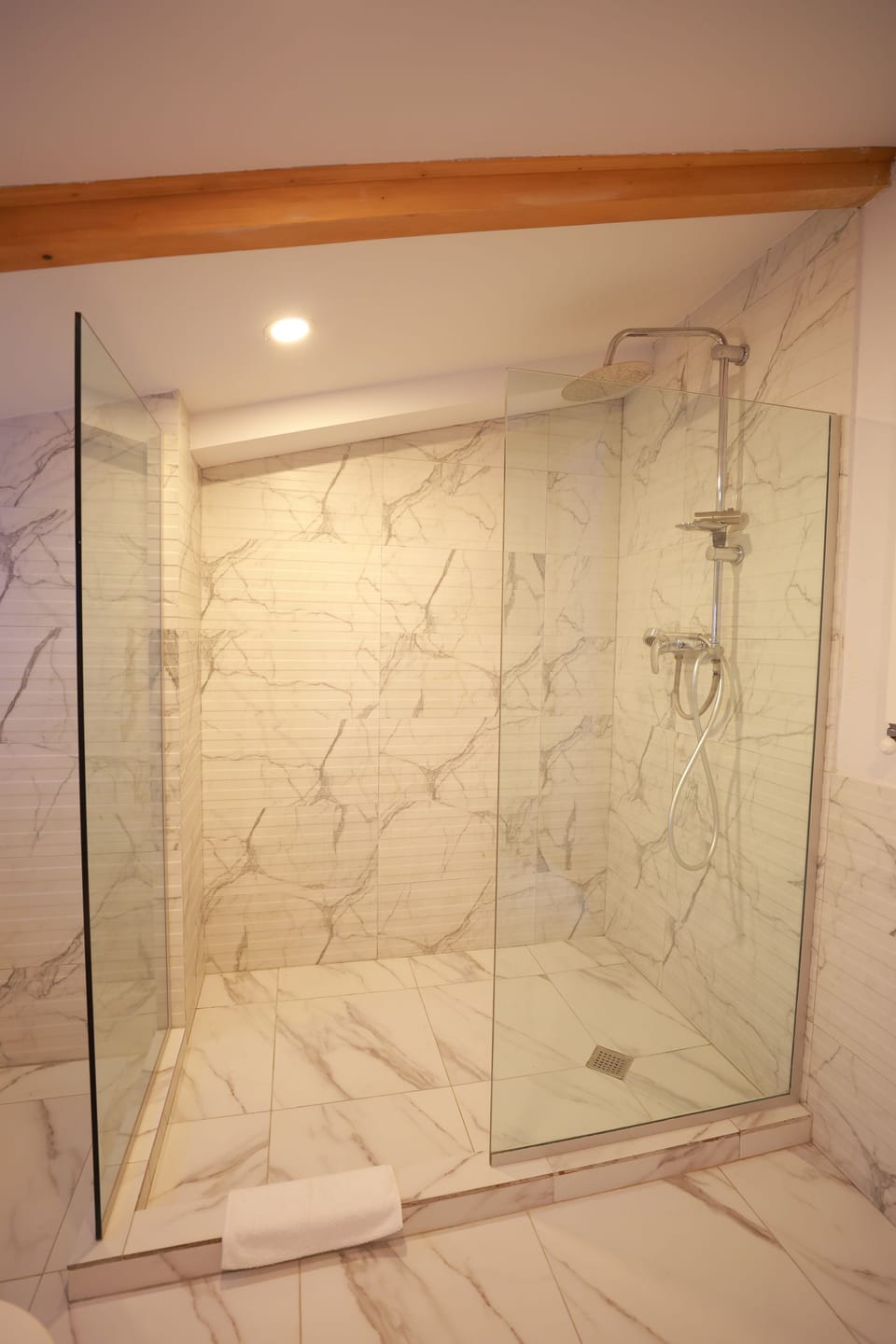 Classic Double Room | Bathroom | Shower, hair dryer, towels, soap