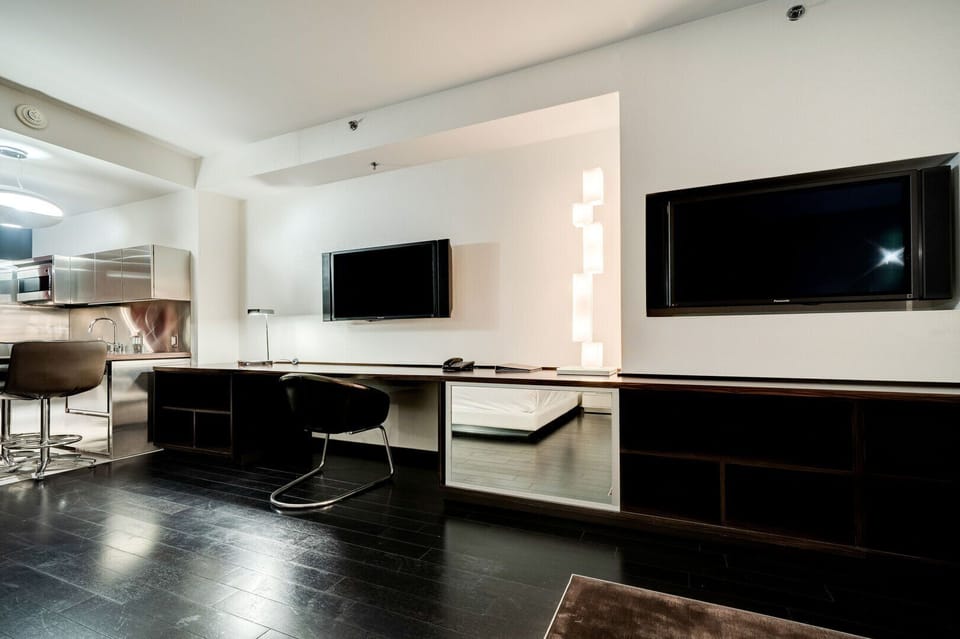 Living room with 2 Flat Screen TVs