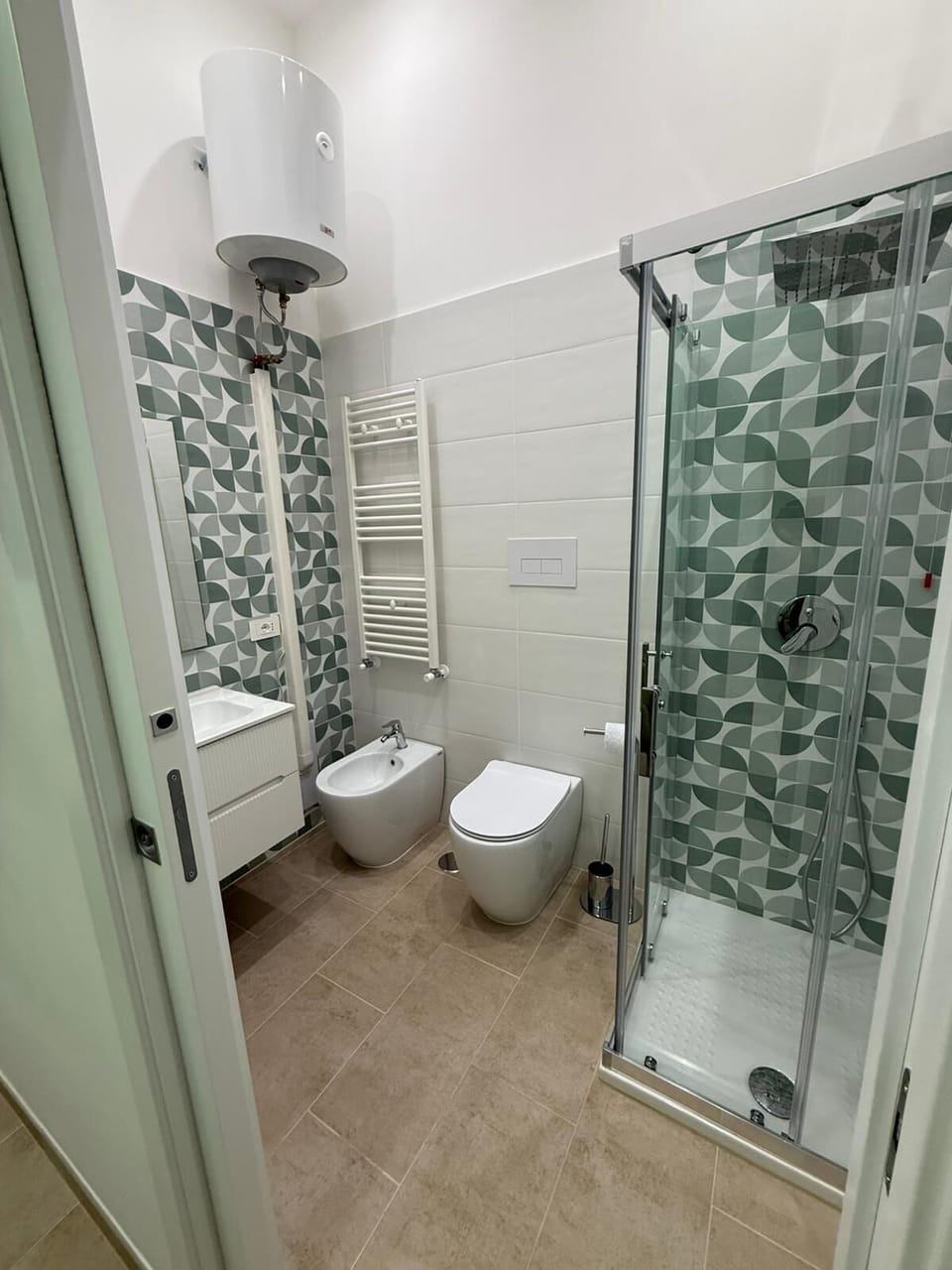 Classic Room | Bathroom | Shower, hair dryer, bidet, towels
