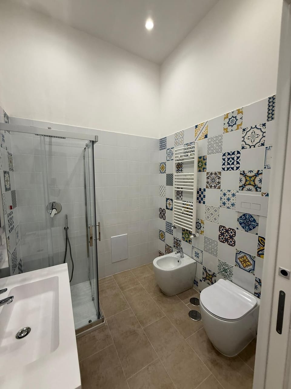 Classic Double Room, 1 Double Bed, Mobility Accessible, Balcony | Bathroom | Shower, hair dryer, bidet, towels