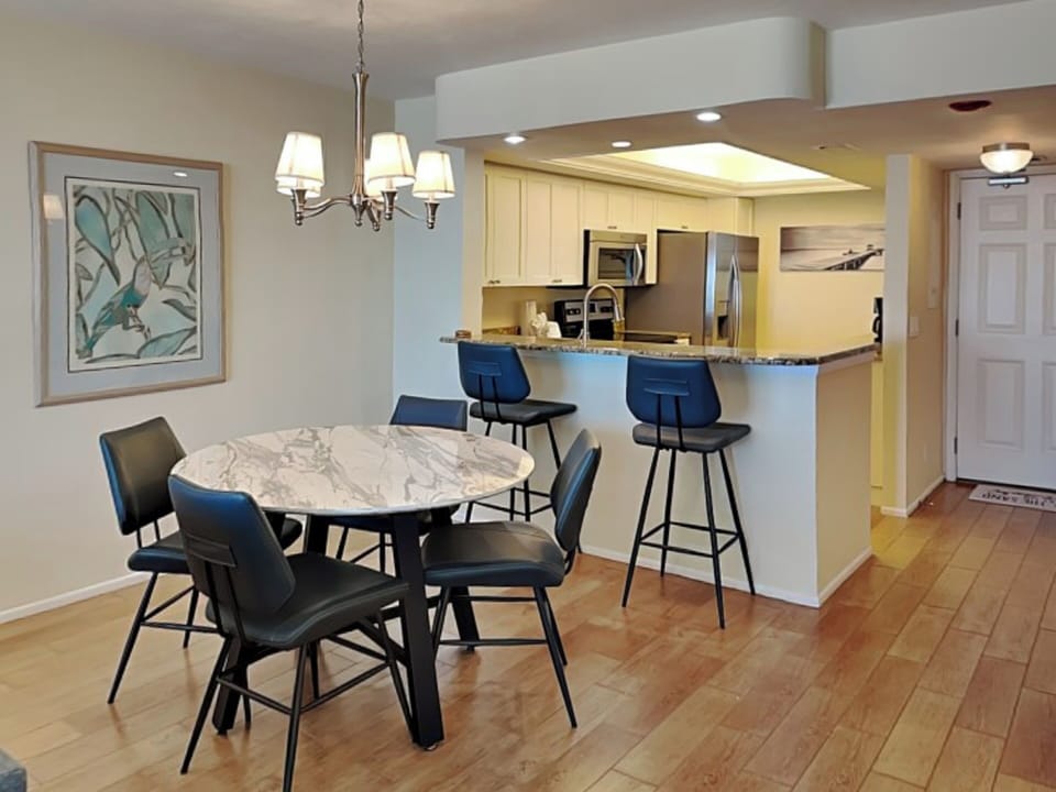 Dining Area - Seating for 4