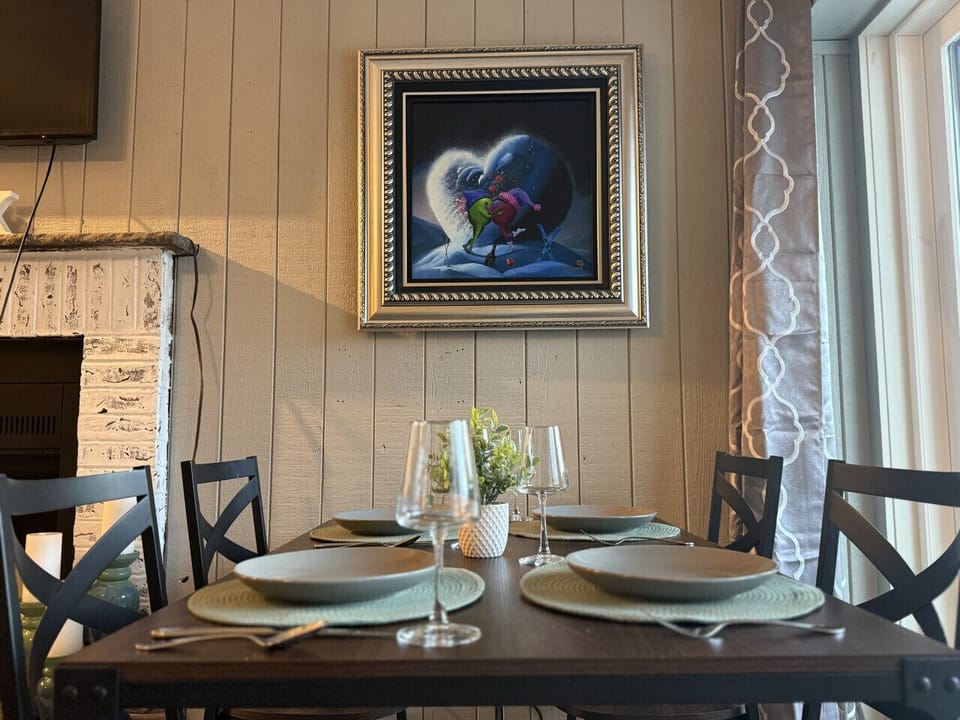 Dining area with seating for 4.