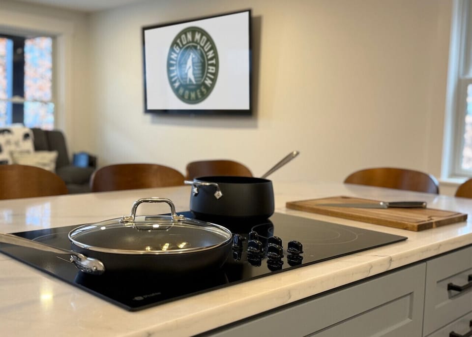 This fully equipped kitchen comes with everything you need to feel at home.