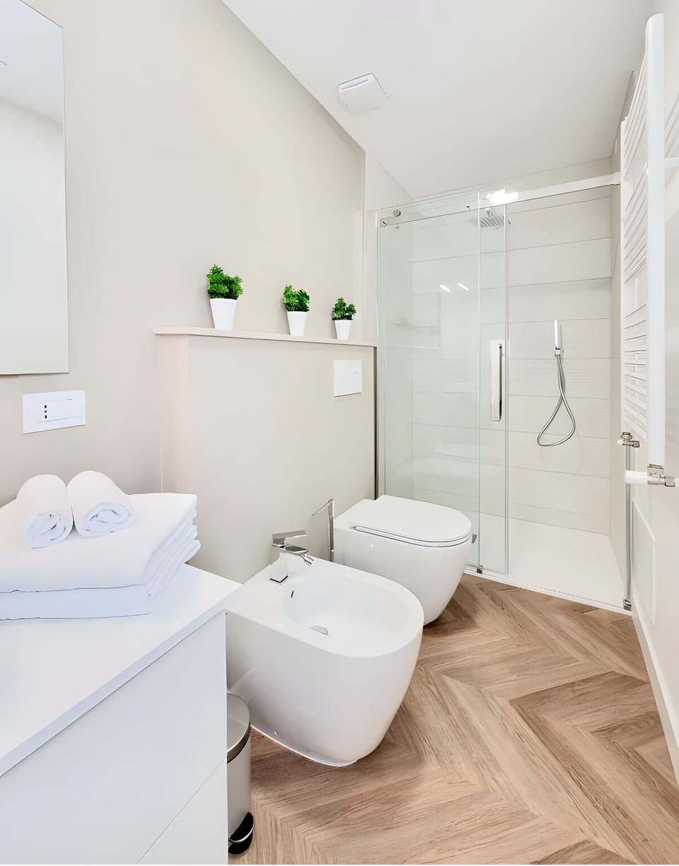 Deluxe Quadruple Room, Balcony, City View | Bathroom