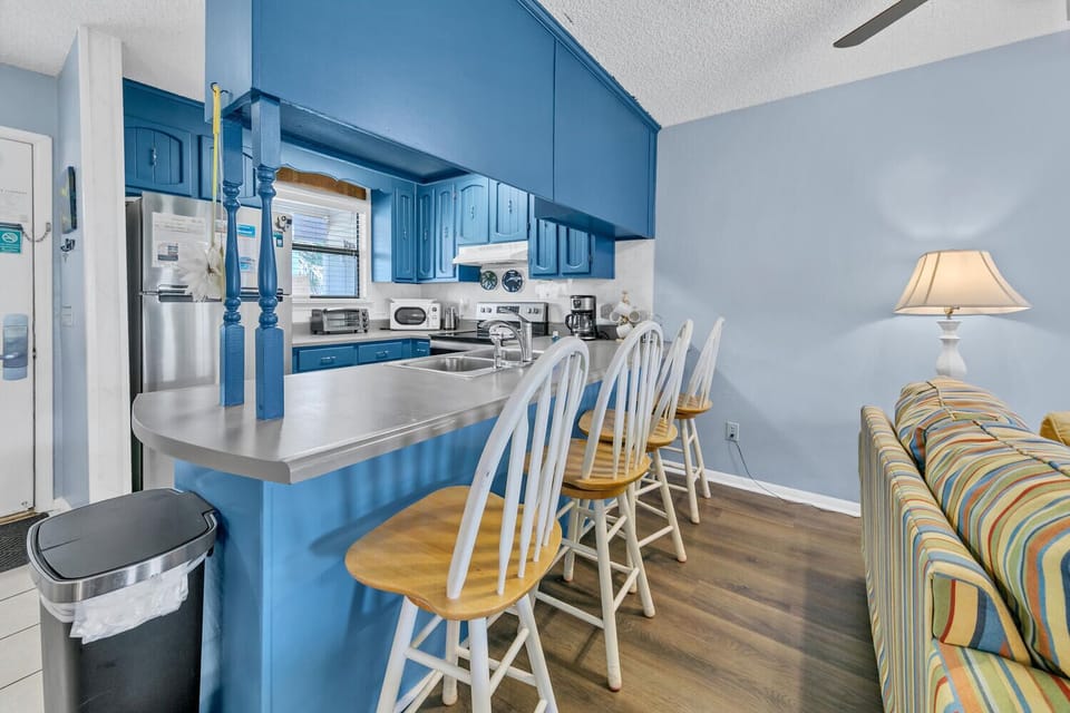 Eat-in kitchen bar seating