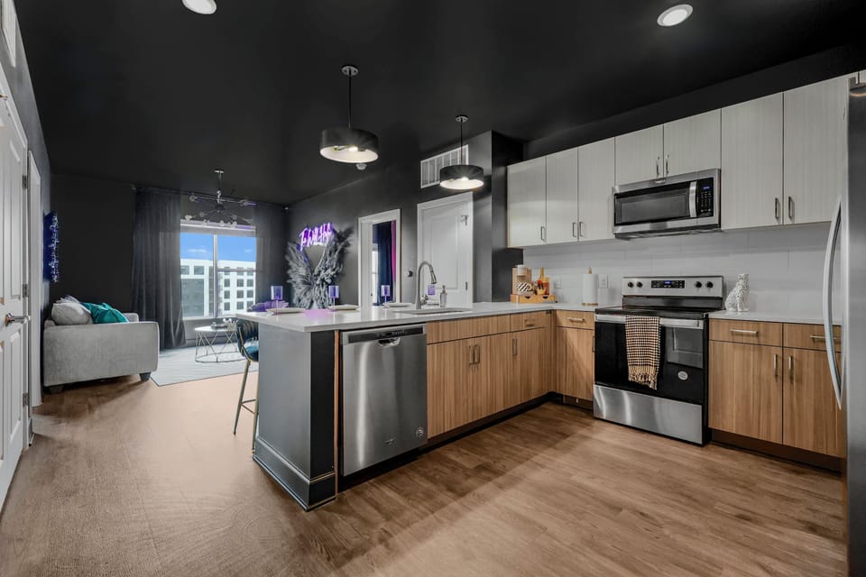 Fully equipped kitchen w/ bar seating for 4