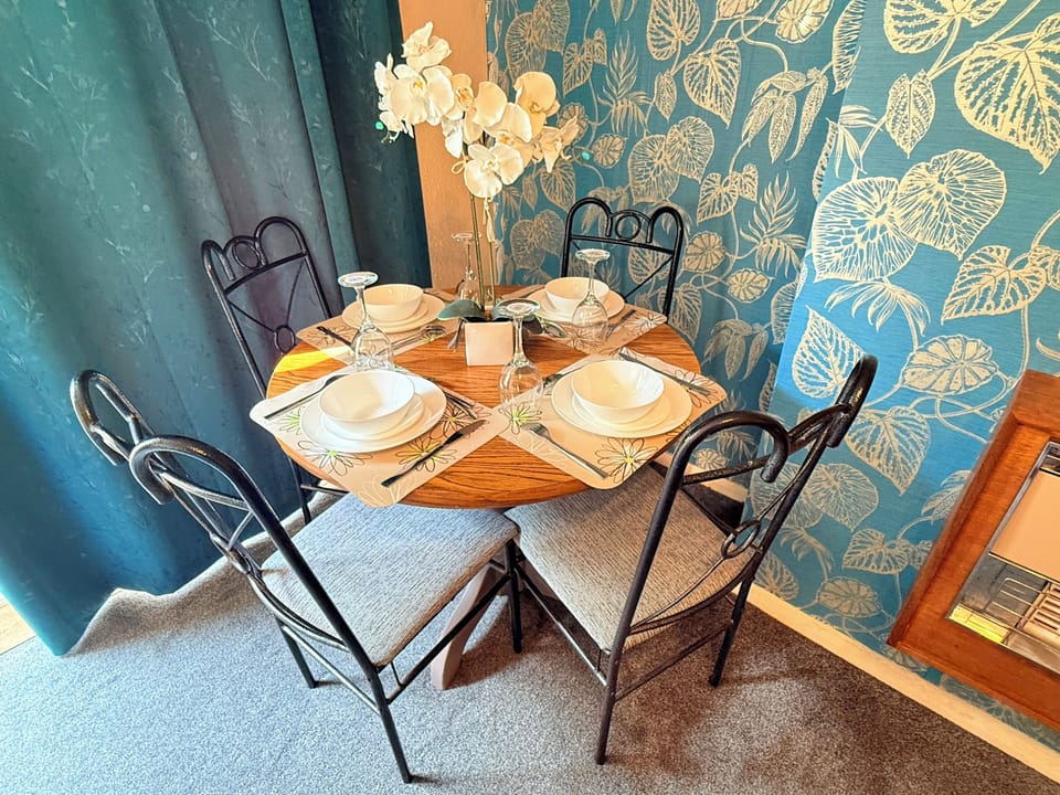 House, 4 Bedrooms, Kitchen, Garden View | In-room dining