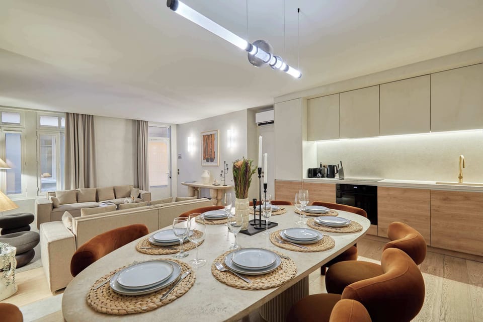 Grand salon avec canapés,  salle à manger et cuisine ouverte