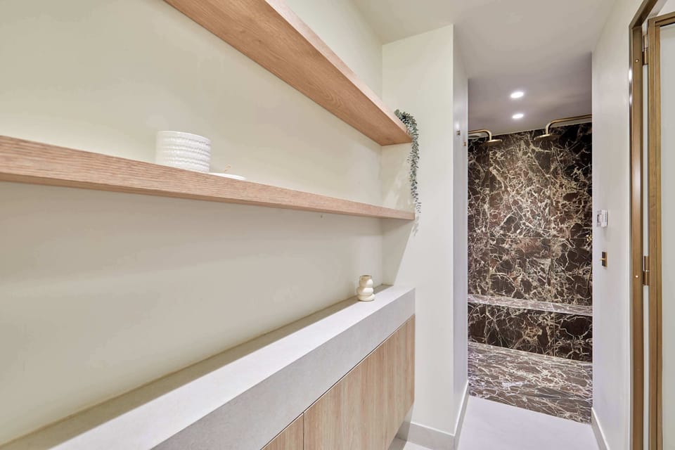 Salle de douche avec vasque et double douche