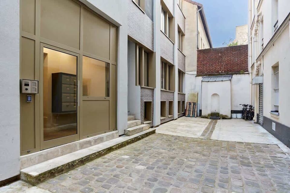 immeuble dans une cour calme