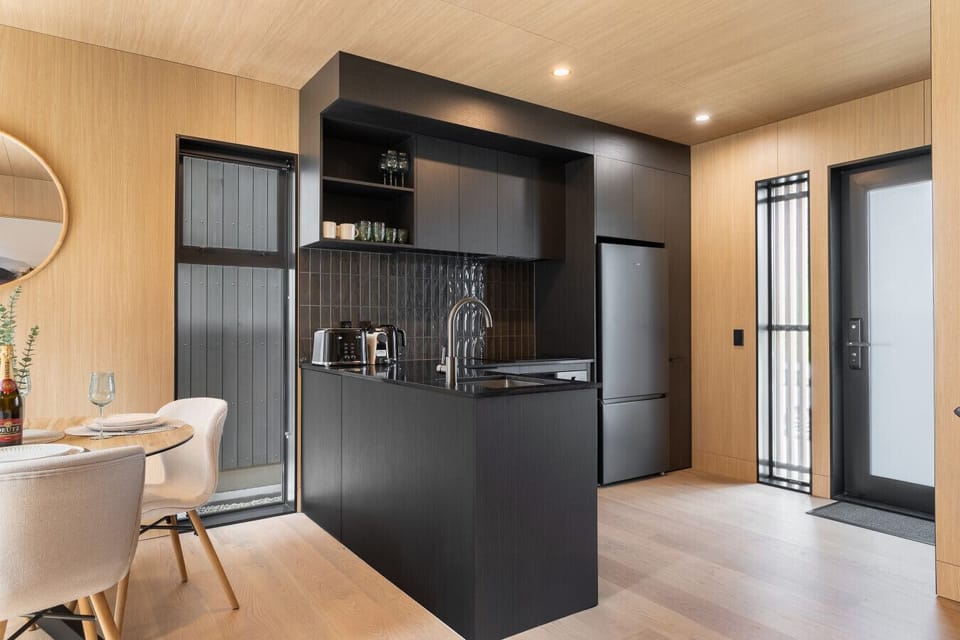 Full size fridge/freezer and quality appliances