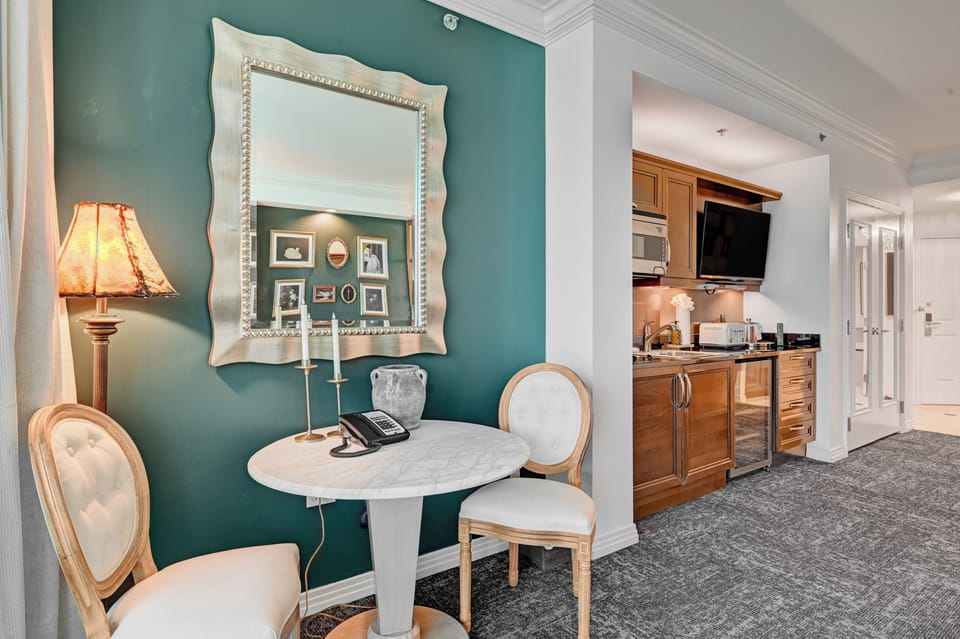 Luxury Studio Suite, Kitchenette, City View | Interior