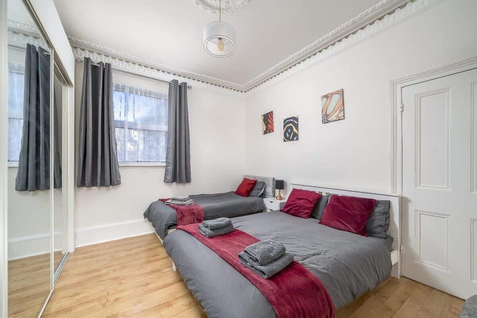 Modern bedroom with stylish décor and soft, high-quality linens.
D3 Short Stays