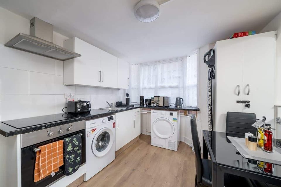 Fully equipped kitchen perfect for preparing meals during your stay.
D3 Short Stays