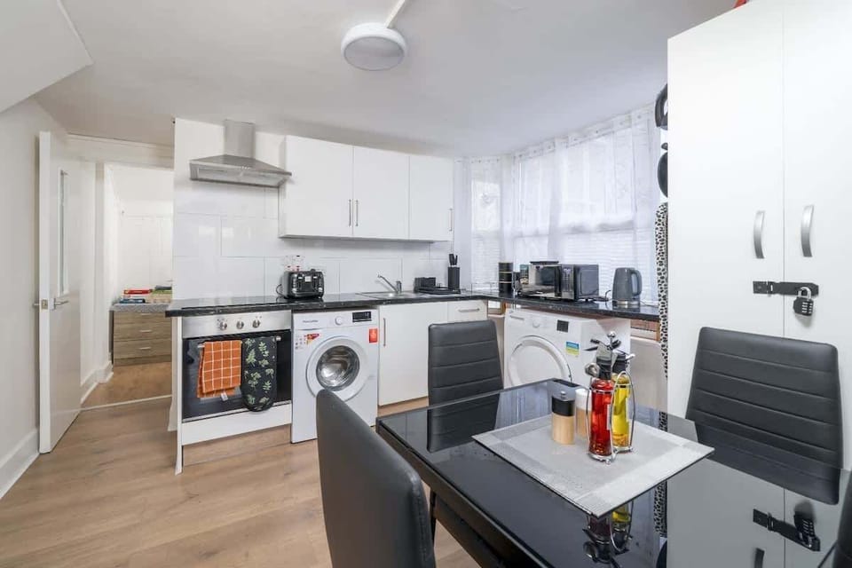 Fully equipped kitchen perfect for preparing meals during your stay.
D3 Short Stays