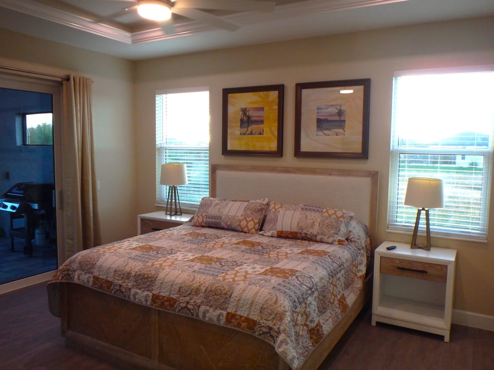 Coastal King Suite with Sunlight, Palm Views & Modern Comfort