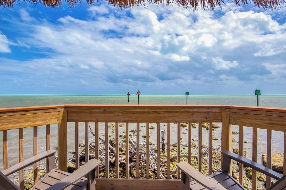 [Pier] Ocean view seating
