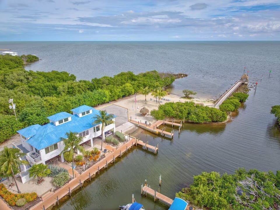 ★ "Close to a lot of great restaurants and to Tavernier creek."