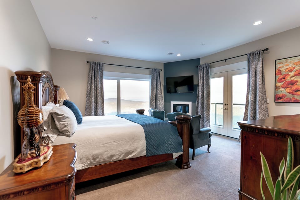 Mountain View Suite | Soundproofing, WiFi (free), individually decorated