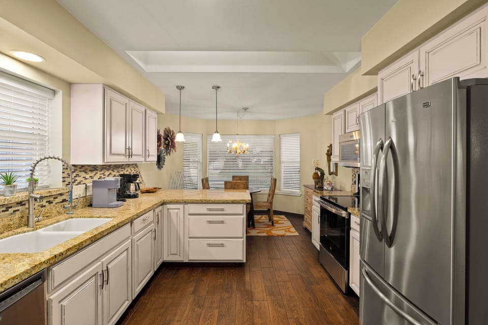 Cook with ease in a bright, fully equipped kitchen.