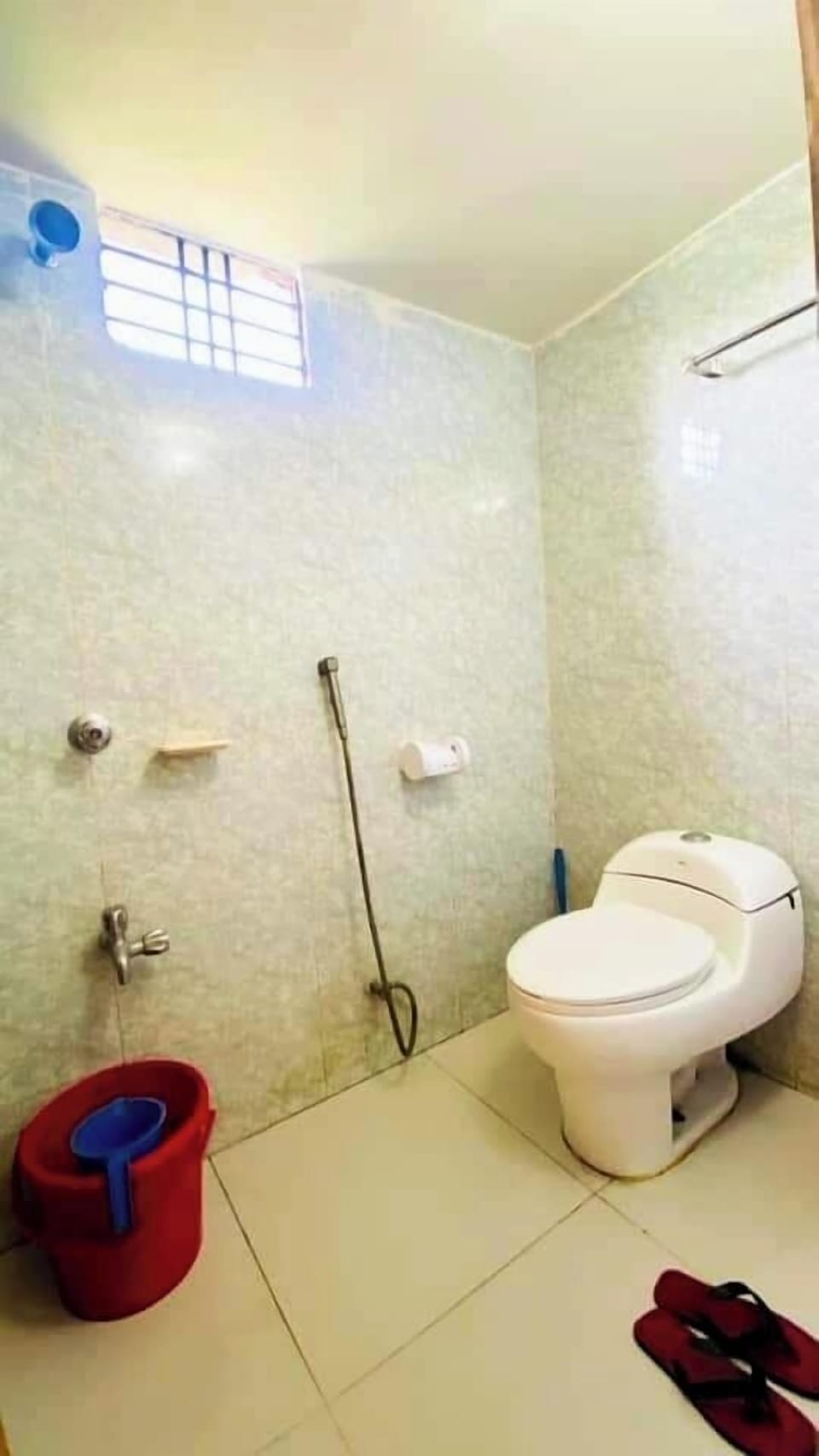 Bathtub, free toiletries, towels, soap