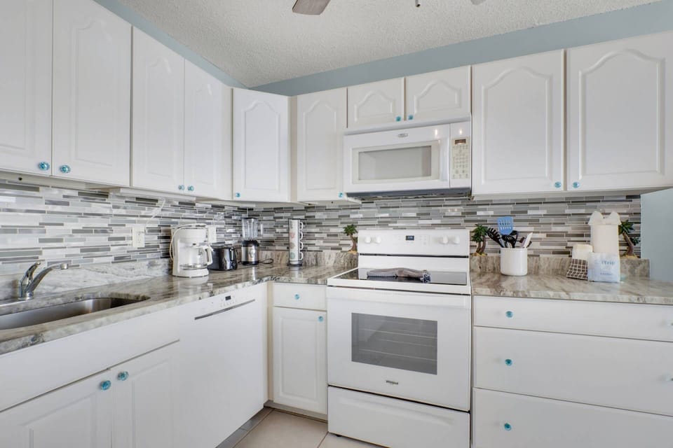 Enjoy the full, well stocked kitchen on the occassions you stay in