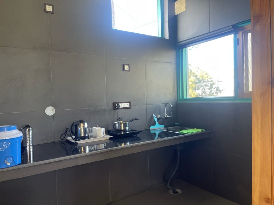 Deluxe Double or Twin Room, 1 King Bed, Patio, Mountain View | Private kitchen | Stovetop, cookware/dishes/utensils