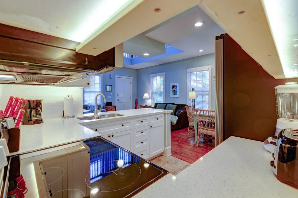 The well-equipped kitchen at Life Is A Breeze makes your stay both relaxing and enjoyable, with everything you need right at your fingertips.