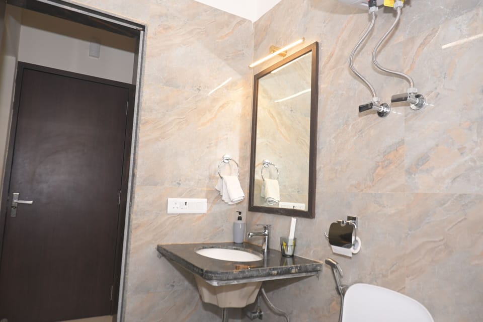 Deluxe Double Room | Bathroom | Shower, slippers, soap, shampoo