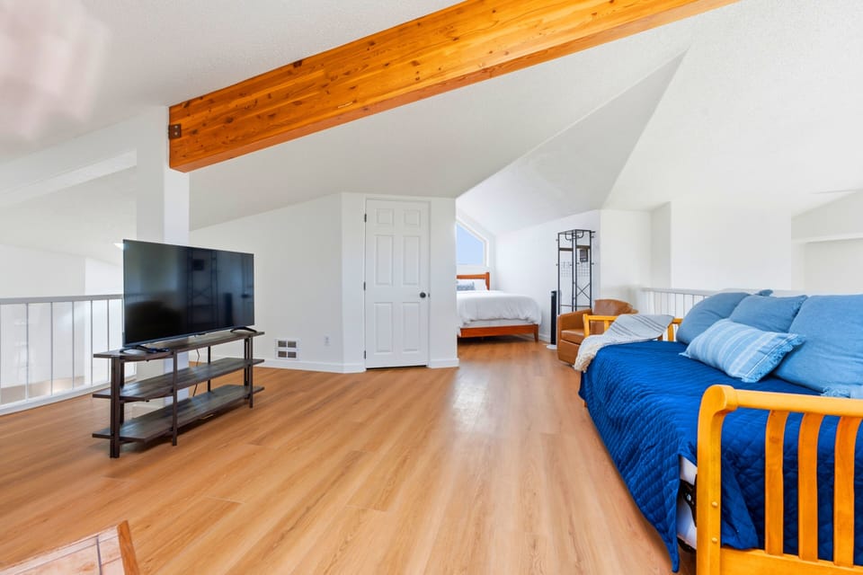Loft Bedroom (Queen Bed + 2 Twin Trundle Beds)