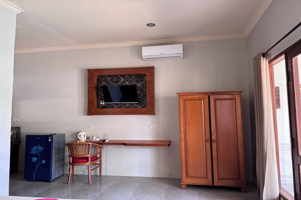 Deluxe Room, Pool View | 1 bedroom, premium bedding, minibar, in-room safe