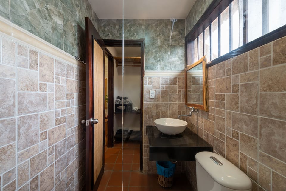 Deluxe Triple Room | Bathroom | Shower, free toiletries, hair dryer, slippers