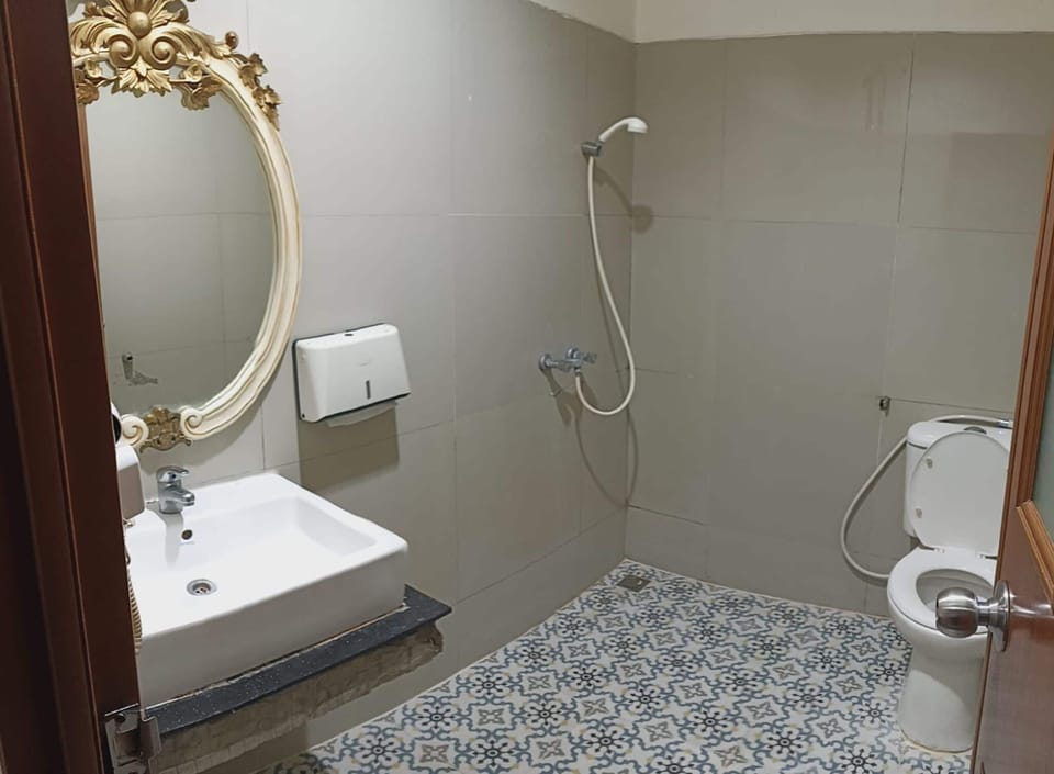 Standard Room, 1 Bedroom | Bathroom | Shower, free toiletries, slippers, towels