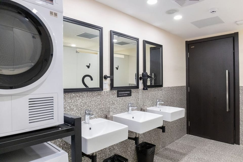 Shower, free toiletries, hair dryer, shampoo