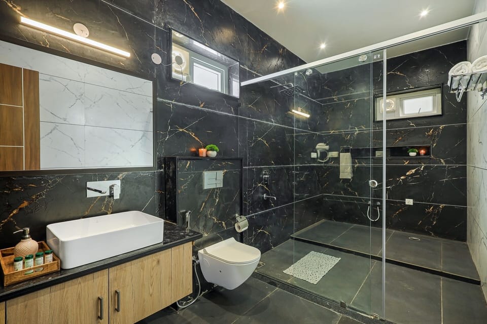 Deluxe Studio Suite | Bathroom | Free toiletries, towels, soap, shampoo