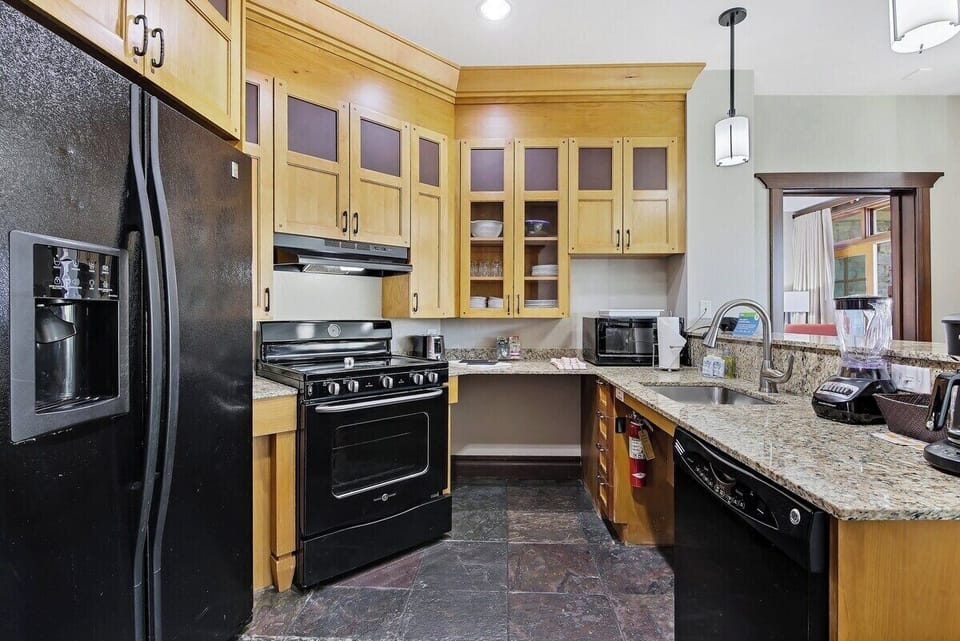 Fully equipped kitchen with all appliances.