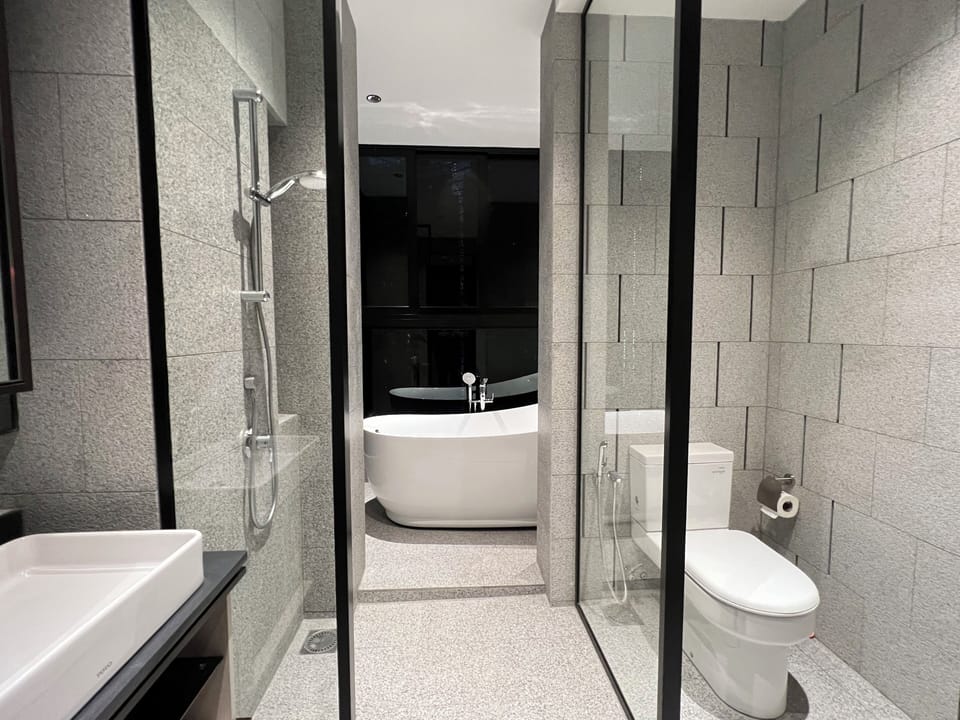 Deluxe Apartment, City View | Bathroom | Slippers, bidet