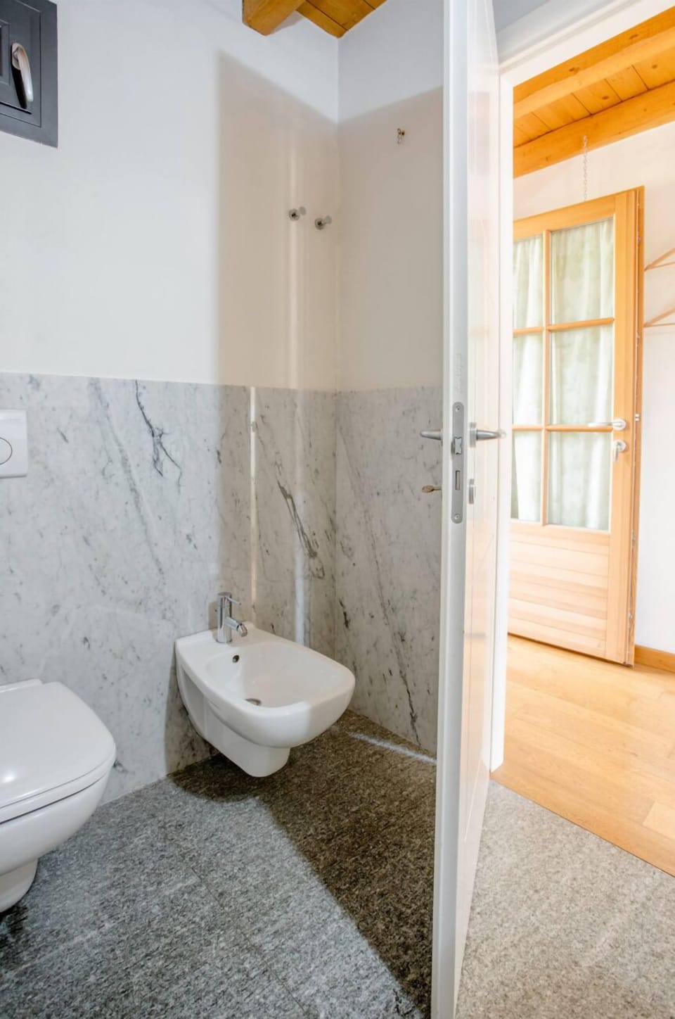 Shower, rainfall showerhead, free toiletries, hair dryer