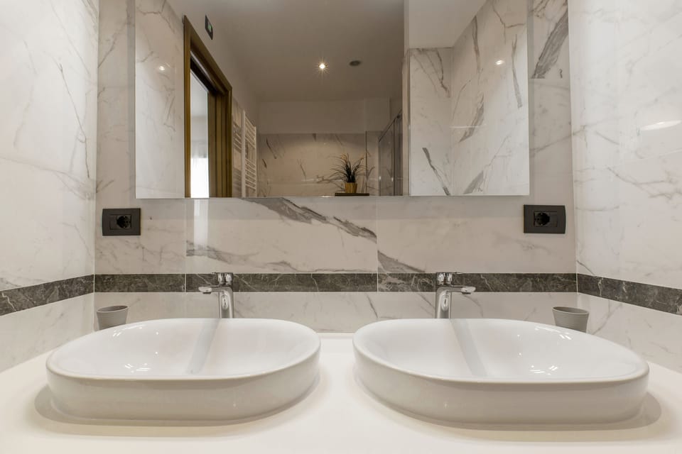 Shower, free toiletries, hair dryer, bidet